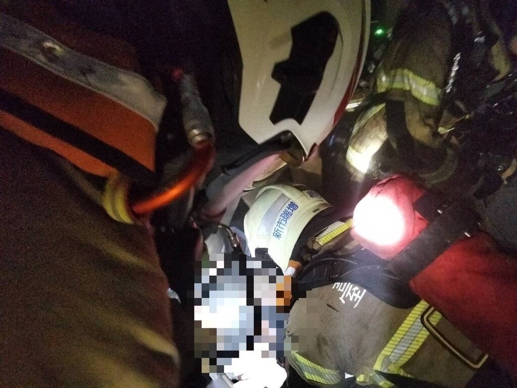 台南市善化區某間民間12日深夜發生火警，消防人員趕往灌救，救出1名男子送醫。（台南市消防局提供）中央社記者張榮祥台南傳真　115年8月13日