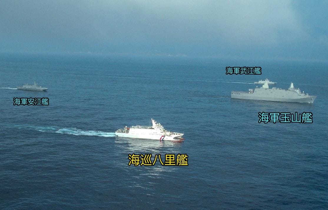 玉山軍艦模擬載運重要物資商船。 圖：海巡署提供