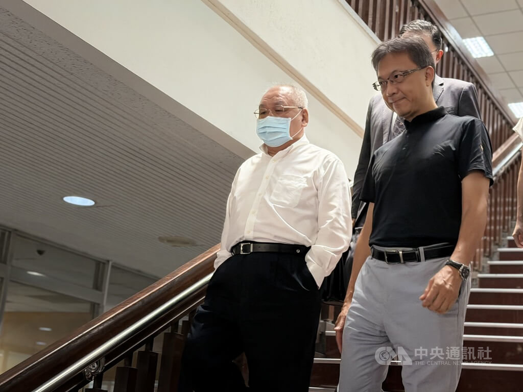 台北地院13日審理錢櫃台北中華新館員工關窗墜樓死亡案，負責人練台生（左1）出庭表示，沒有犯罪。辯護人主張，練台生行為不構成職業安全衛生法及刑法過失致死罪。中央社記者劉世怡攝 115年8月13日