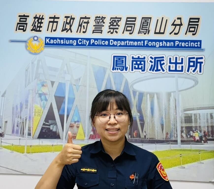 高雄潘姓老翁日前在鳳山區一間超商外竊走一輛價值約新台幣2萬元的折疊腳踏車，還悠哉騎過鳳山警分局鳳崗派出所，恰巧方姓女警下班一眼認出，當場人贓俱獲。（高雄鳳山警分局提供）中央社記者洪學廣傳真　115年8月13日