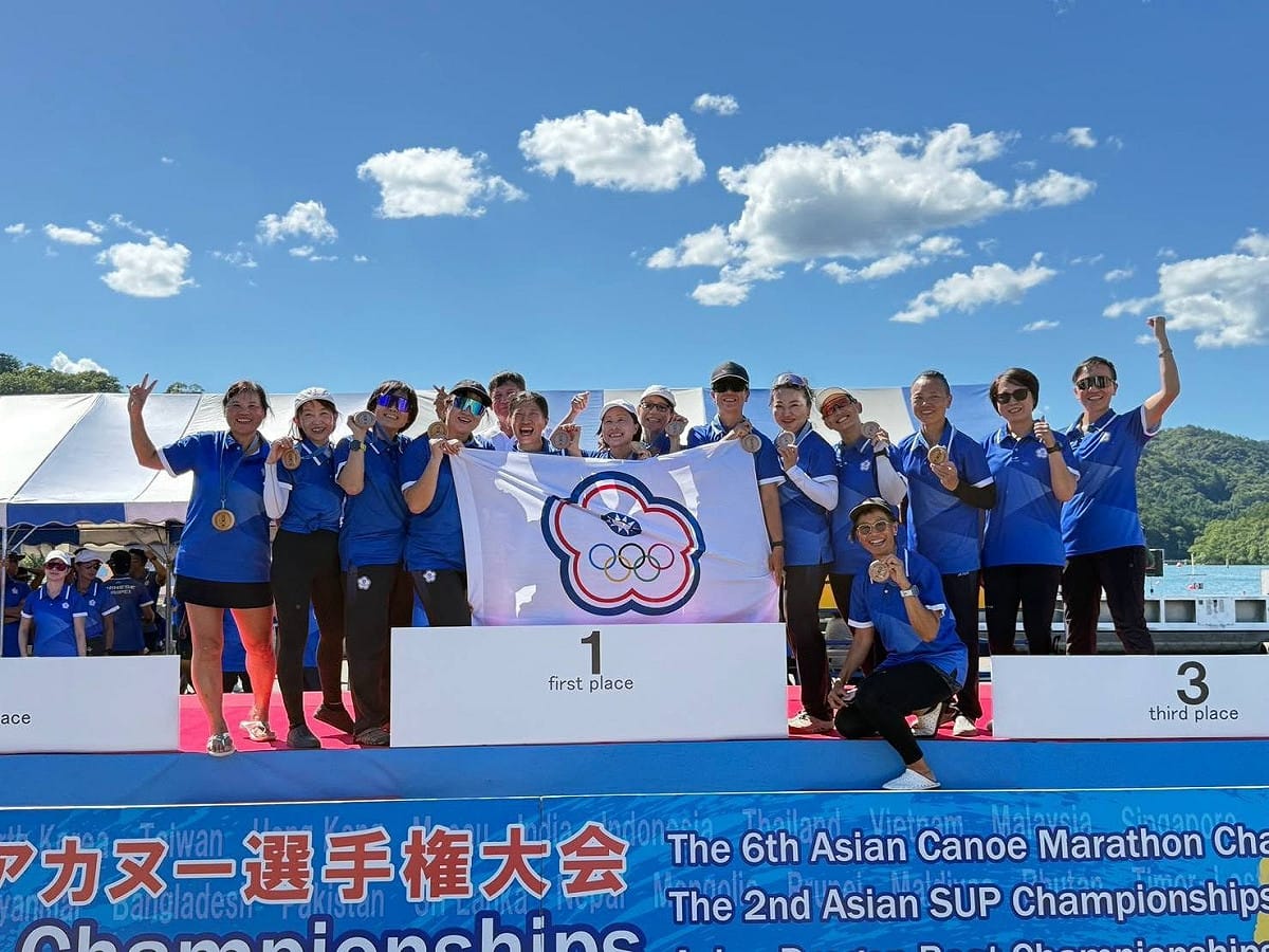台灣女子50＋代表隊自己出機票食宿參賽，日前在日本京都勇奪ACC亞洲杯龍舟錦標賽500公尺和200公尺的雙料冠軍，站上亞洲第一。 圖：ACC亞洲杯龍舟錦標賽參賽選手提供