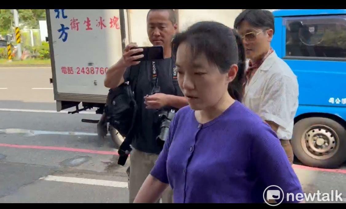 陳幸妤今天（8月13日）走出診所時接受媒體訪問，親口證實與趙建銘「已經離婚很久了」，並笑稱是「怕你們太無聊、太久沒出來跑新聞」。 圖：讀者提供