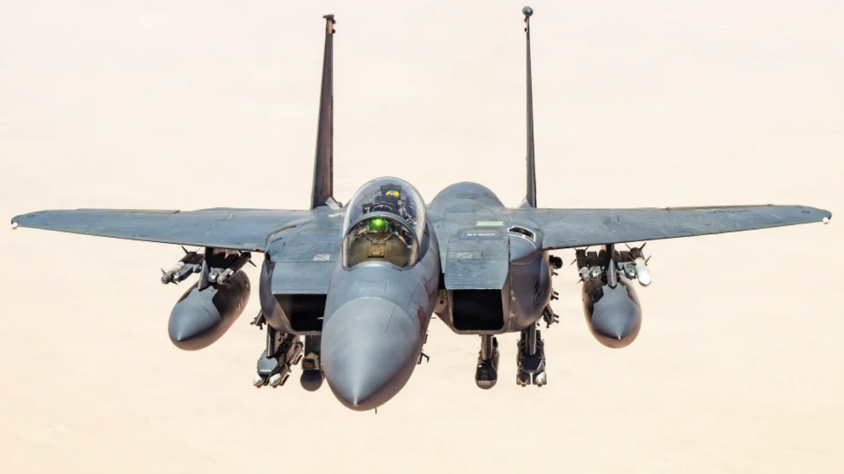 美軍F-15E戰機示意圖，伊朗據稱利用無人機群提供目標數據，配合肩扛式防空導彈發動伏擊。 圖：翻攝自 騰訊網/星海之刃