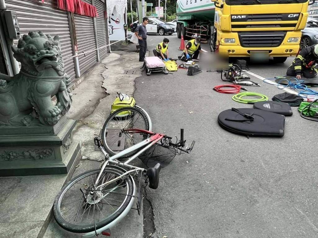 宋姓老翁13日騎單車行經南投縣埔里鎮隆生路與南安路口時，遭同向右轉油罐車前輪輾壓拖行，傷重送醫不治。（民眾提供）中央社記者蕭博陽傳真　115年8月13日