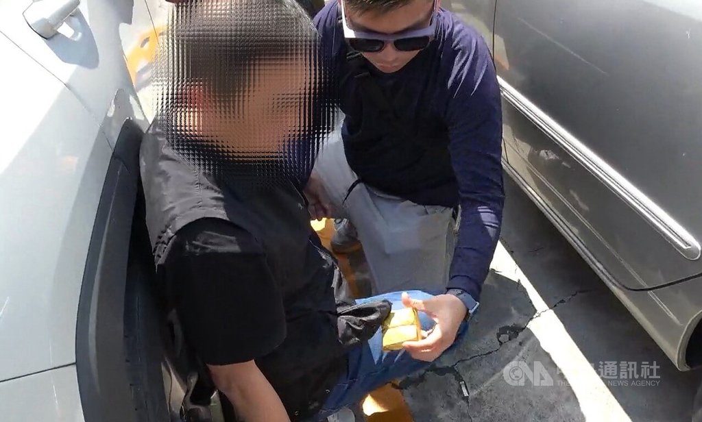 台中葉姓男子（左）鎖定年長及行動、交通較不便毒品施用者，標榜提供「到府送貨」服務，警方循線鎖定查緝他到案。（翻攝照片）中央社記者蘇木春傳真　115年8月14日