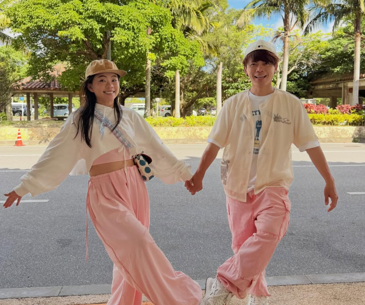 蔡阿嘎近期因為「AI畫家」風波慘遭炎上，他的妻子「二伯」旗下服飾品牌「HAHABABY」則捲入抄襲爭議。 圖：翻攝自蔡阿嘎IG