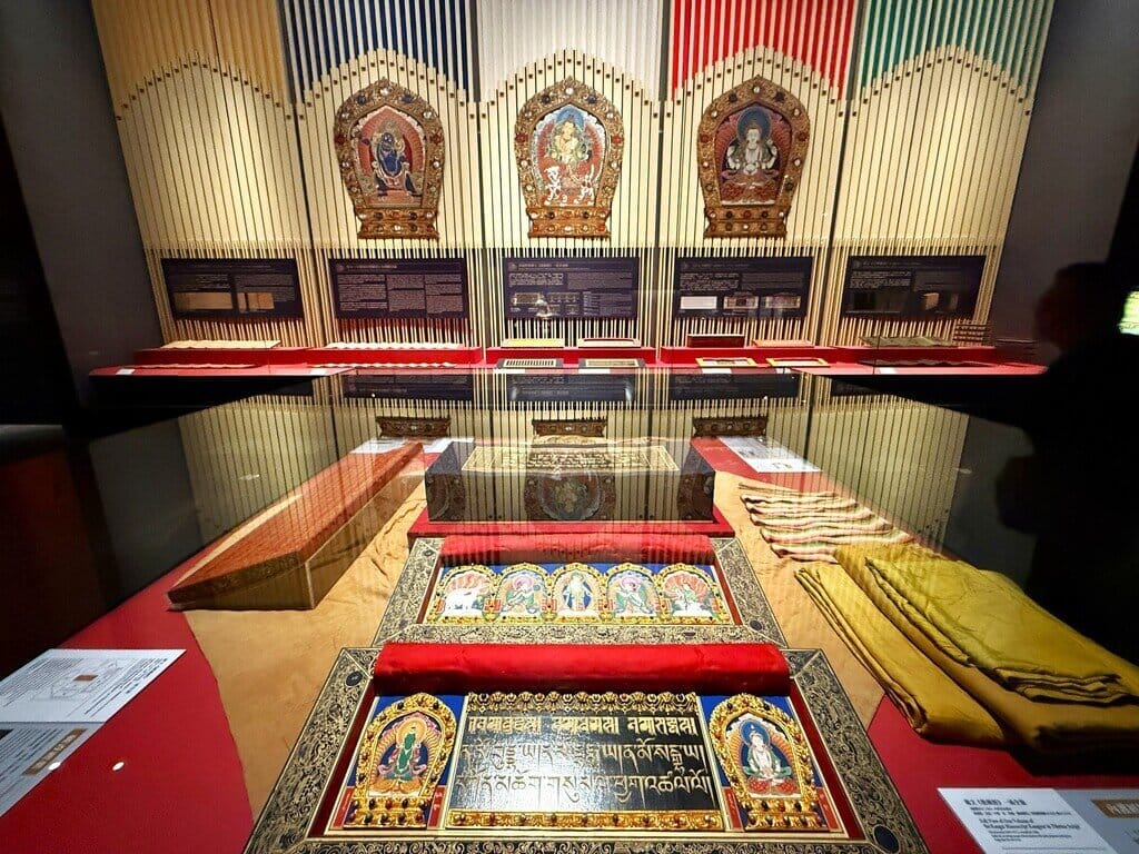 故宮南院14日說，民國117年底南院二館落成後，「龍藏經」整套108函將全數移至南院典藏。圖為南院正展出的「龍藏經」。（故宮南院提供）中央社記者蔡智明傳真　115年8月14日