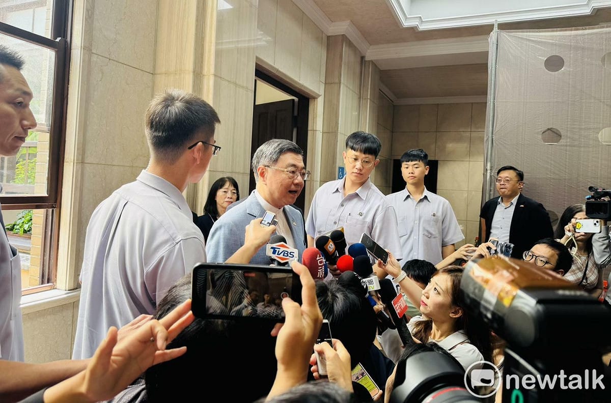 行政院長卓榮泰今（14）天上午出席行政院親子日活動前受訪指出，個人事小、國家事大，「如果未來只有我可以阻擋軍人投共刑期被降低的話，我仍然會堅持到底」。 圖：謝莉慧／攝