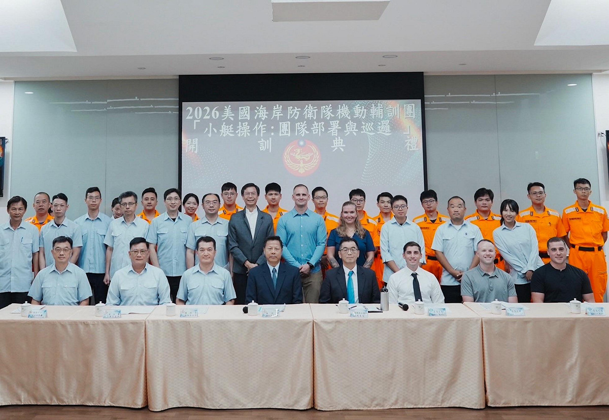 為持續深化台美海巡專業交流，提升海上執法及勤務應處能力，美國海岸防衛隊（USCG）機動輔訓團（Mobile Training Team, MTT）來台辦理「小艇操作：團隊部署與巡邏」訓練。 圖：海巡署提供