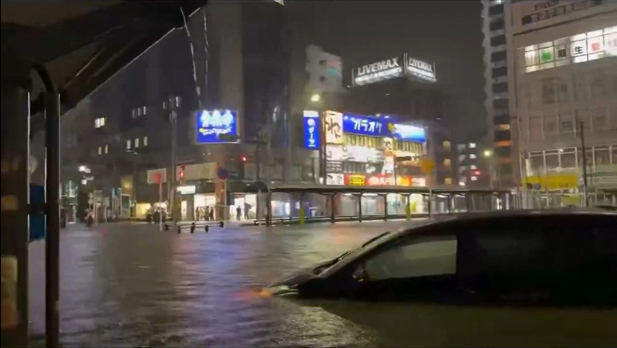 日本千葉縣降下驚人大雨，發布最高級別「大雨特別警報（等級5）」。市區道路成河流，汽車漂浮。 圖：翻攝「X」@Ky_executive08