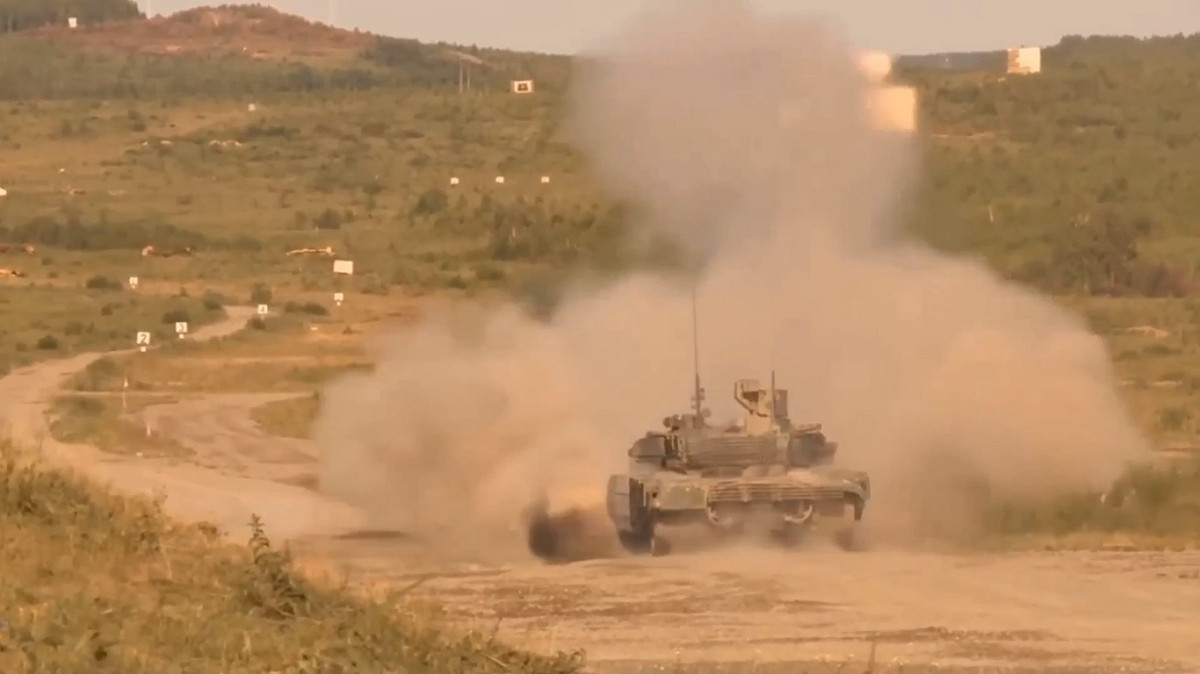 烏軍已摧毀超過 170 輛俄軍 T-90 坦克，推測這款莫斯科「引以為傲」的武器很可能已經被「摧毀殆盡」。 圖：擷取自 @War_Radar2 X 分享影片
