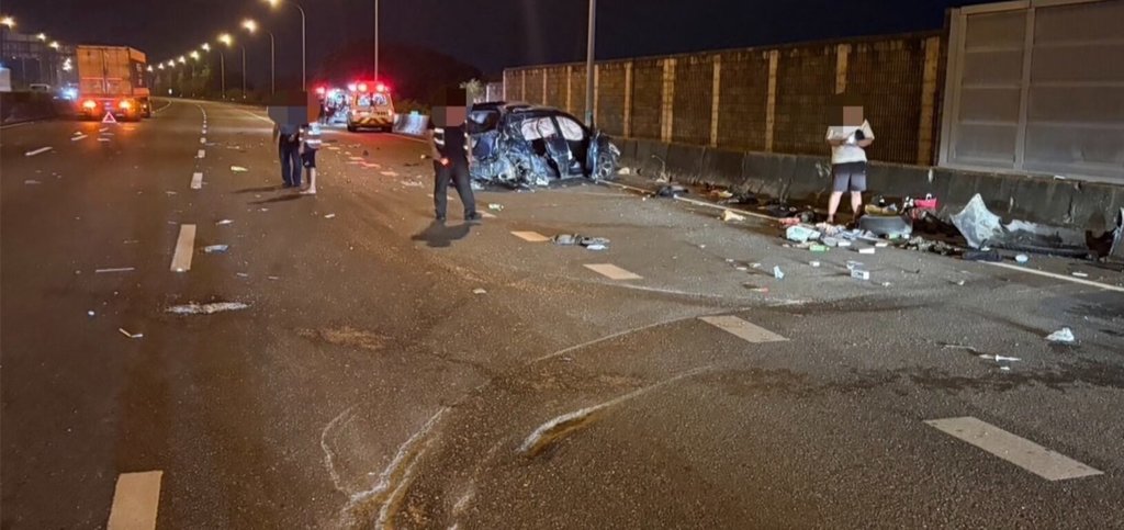 國道1號台南新營南向路段14日凌晨發生事故，一輛自小客車自撞外側護欄後失控橫停，遭後方營業半聯結車撞上，造成3人受傷送醫，現場零件散落一地。（國道警察局提供）中央社記者張榮祥台南傳真　115年8月14日