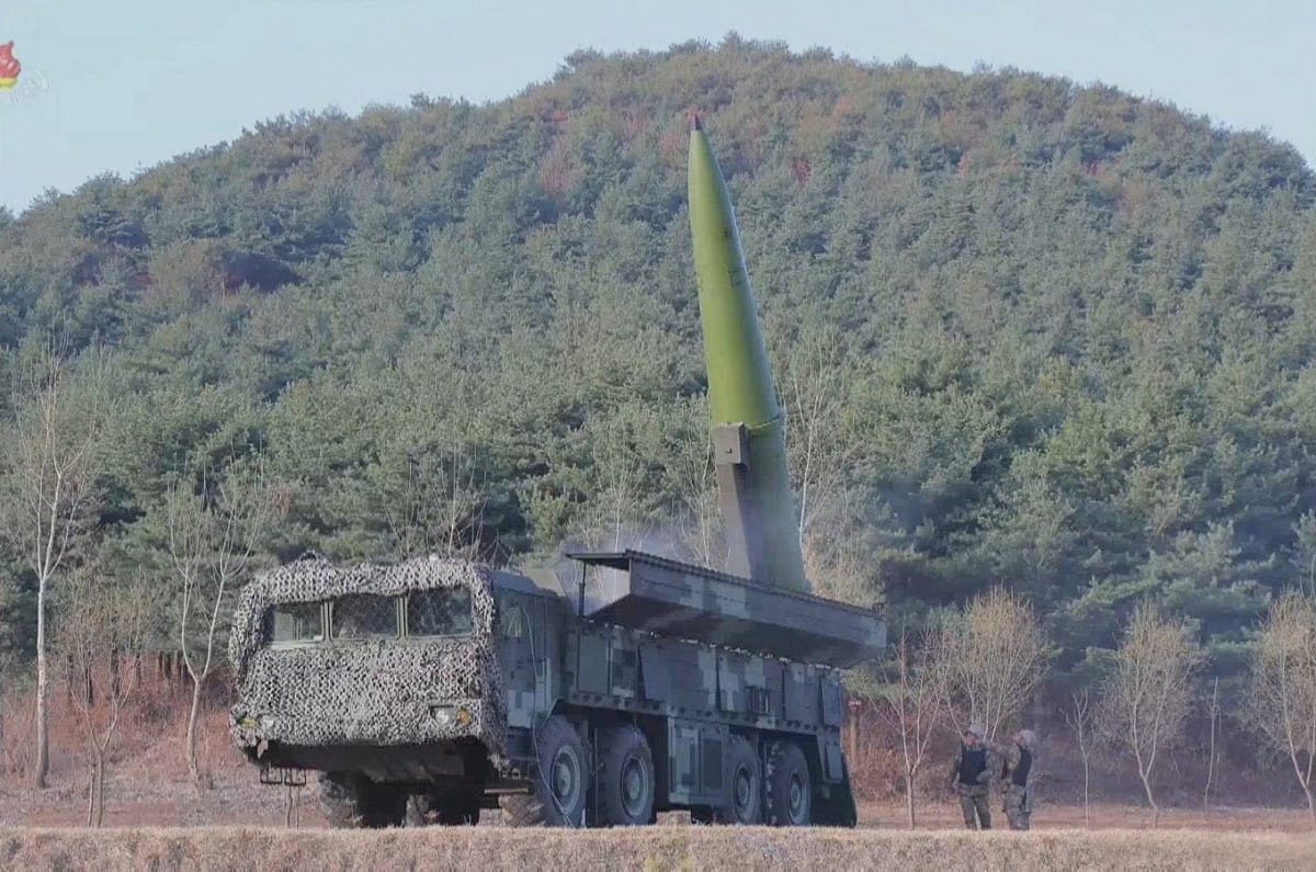 烏克蘭國防部情報總局（HUR）摧毀了一列俄羅斯軍用列車，該列車上載有北韓製造的 KN-23 與 KN-24 彈道導彈及彈藥。 圖：翻攝自 X @front_ukrainian