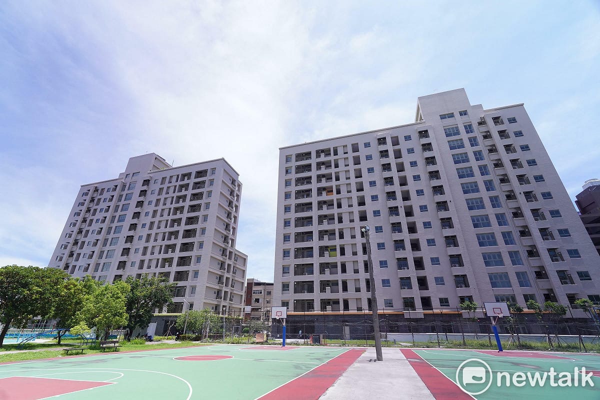 「開南安居」社會住宅，自115年8月14日起受理申請，提供套房型192戶、二房型86戶及三房型22戶，共300戶社會住宅，鄰近安平產業園區、開南公園、鹽埕圖書館及永華國小，生活機能豐富，並將設置托嬰中心。 圖：台南市政府提供