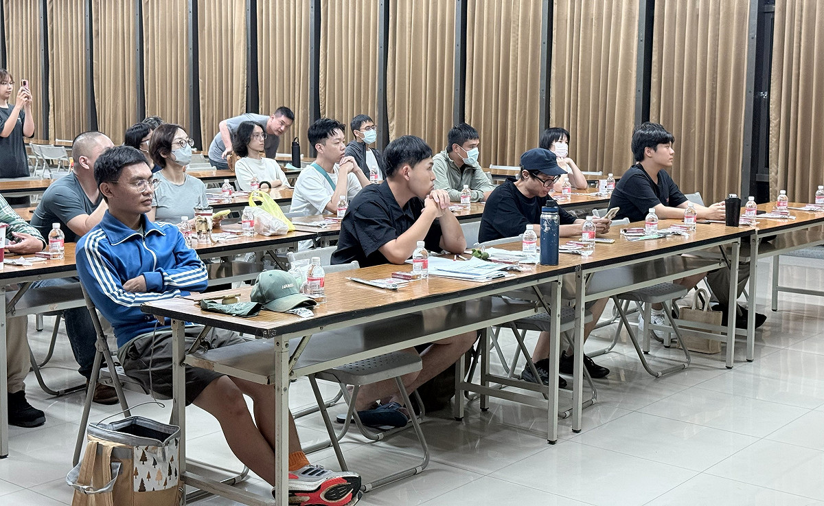 「行人地獄改善中：這樣的道路設計很欠改」交通系列講座在三民公園活動中心登場。 圖：張博洋服務處／提供