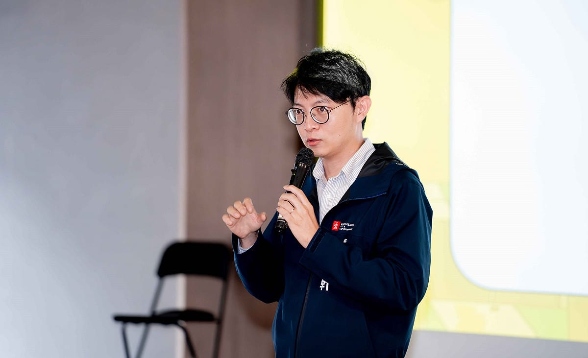 林楷軒出席「高雄數位遊牧友善標章說明會」，表示青年局將持續串聯旅宿、共享空間及餐飲等資源，完善高雄數位遊牧友善環境。 圖：高雄市青年局／提供