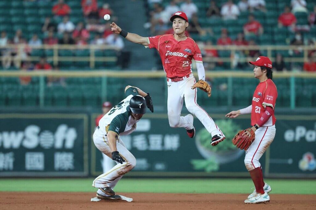 中華職棒味全龍隊游擊手張政禹（中）12日對戰台鋼雄鷹隊，8局下自踩壘包後躍起傳向一壘，展現雙殺美技。（味全龍隊提供）中央社記者蘇志畬傳真　115年8月14日