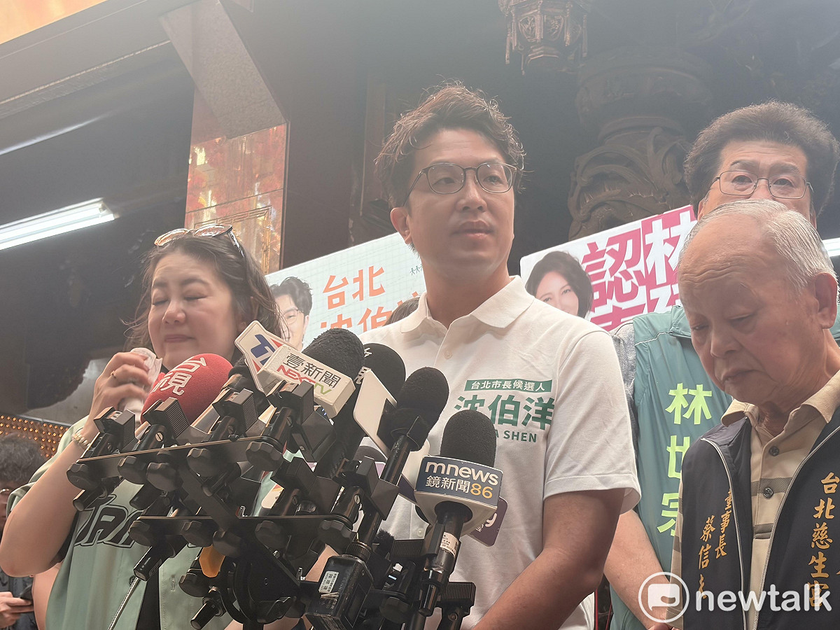 民進黨台北市長參選人沈伯洋今（15）日帶領團隊及地方議員前往唭哩岸慈生宮參香祈福。 圖：李宣萱/攝