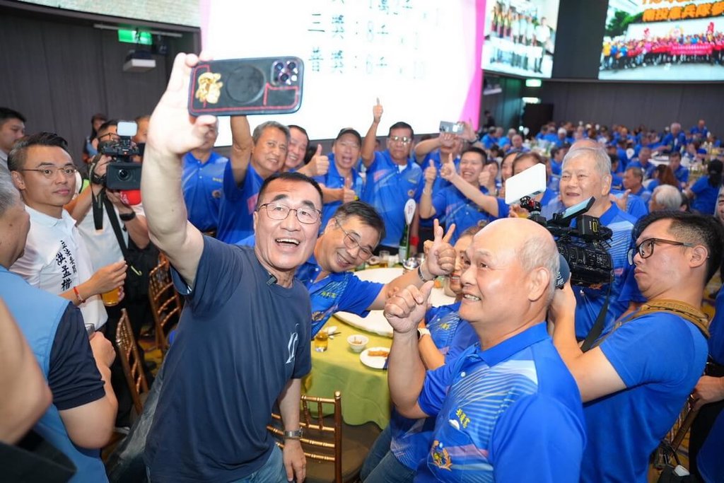 國民黨籍新北市長參選人李四川（前左）15日出席新北市後備憲兵荷松協會115年度自強大會，受到熱烈歡迎，許多人紛紛要求握手、合影。 圖：李四川競選辦公室提供
