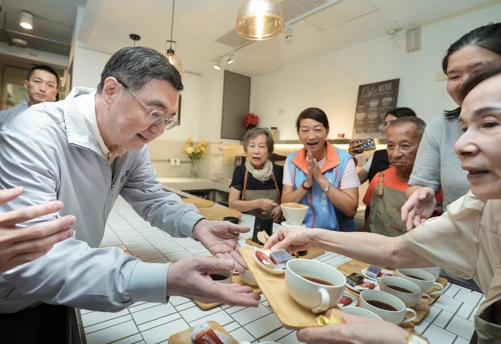 行政院長卓榮泰（左）15日參訪彰化縣日照中心「左鄰秀家人照顧咖啡館」時表示，政府明年度將投入新台幣5050萬元，持續推動「互助喘息」的創新型喘息服務模式。 圖：行政院提供