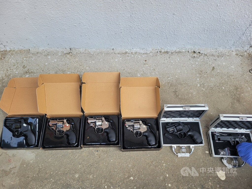 一名4旬藍領工人何男網購特定槍枝改造，並藏匿於台中住家後方香蕉園內，日前遭北市警方查獲，依法送辦。（翻攝照片）中央社記者黃麗芸傳真 115年8月16日
