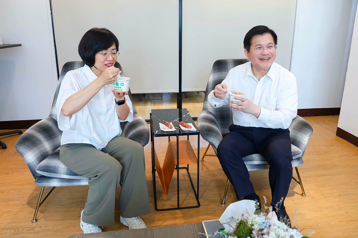 民進黨新北市長參選人蘇巧慧拜會外交部長林佳龍。 圖：翻攝林佳龍臉書