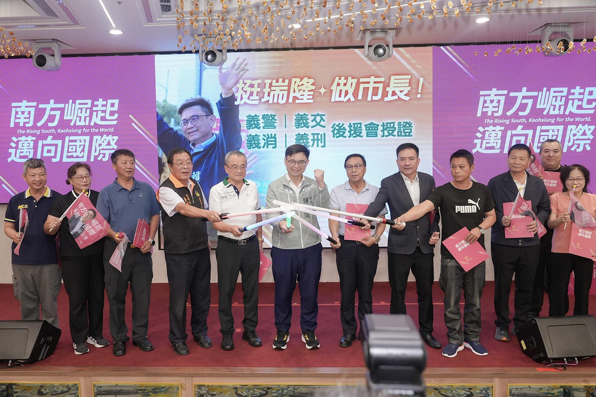 義警、義交、義消、義刑四大民防系統正式成立後援會力挺賴瑞隆(左六)。 圖：賴瑞隆競辦／提供