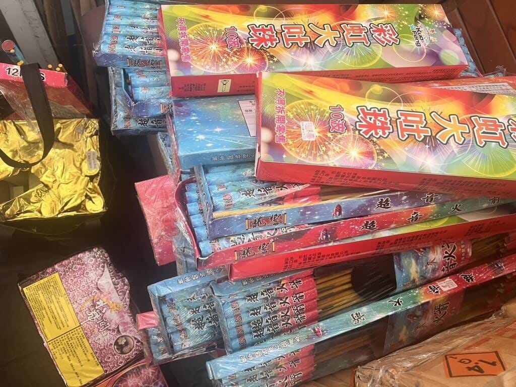 1名婦人15日駕駛自小客車在南投縣草屯鎮虎山路自撞電線桿，警方獲報趕到現場，婦人已逃逸搭車離去，員警在自小客車上找到大批爆竹煙火，另起出依托咪酯與安非他命毒品，警方正循線追查婦人身分。（警方提供）中央社記者吳哲豪傳真  115年8月16日