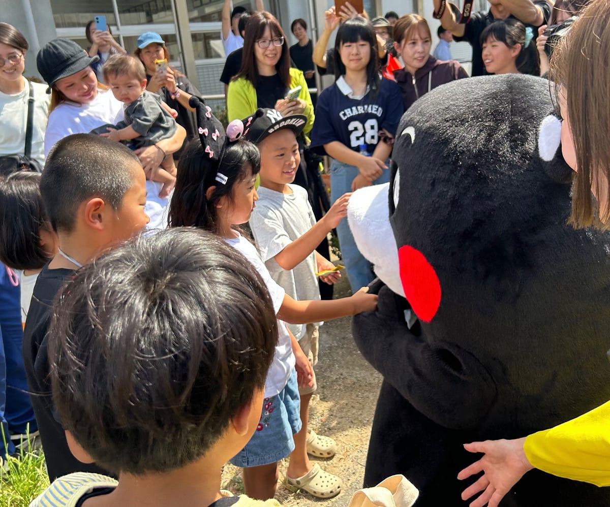 熊本縣官方代表IP「熊本熊」，自地震發生當日起便暫停公開活動。不過，熊本熊16日正式恢復活動，並前往熊本災區一所作為避難所的小學，與當地孩童及避難民眾互動、為災民打氣。 圖：翻攝自@55_kumamon Ｘ