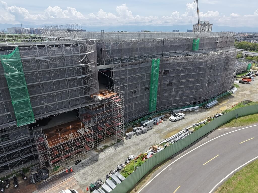 故宮南院國寶館（圖，興建中）預計2028年12月底開館營運，為完善公共服務機能，一旁增設獨立餐廳，日前依促參法辦理公聽會。（故宮南院提供）中央社記者蔡智明傳真　115年8月16日