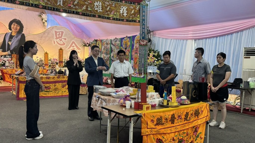 行政院長卓榮泰（中）16日前往弔唁台中市議員楊典忠太太喻梅芝，向家屬表達慰問與關懷。（楊典忠服務處提供）中央社記者趙麗妍傳真 115年8月16日