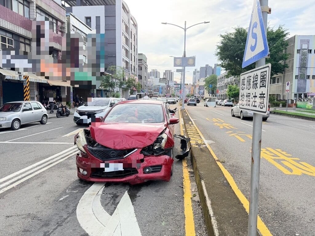 36歲黃姓汽車駕駛16日下午涉毒駕，行經高雄市左營區一處路口時闖紅燈，先擦撞1部車輛後，再擦撞另1部汽車，其中1部遭撞車輛再波及1部停等紅綠燈的汽車，事故造成4車受損，受傷3人均送醫治療。（高雄市政府警察局左營分局提供）中央社記者張已亷傳真　115年8月16日