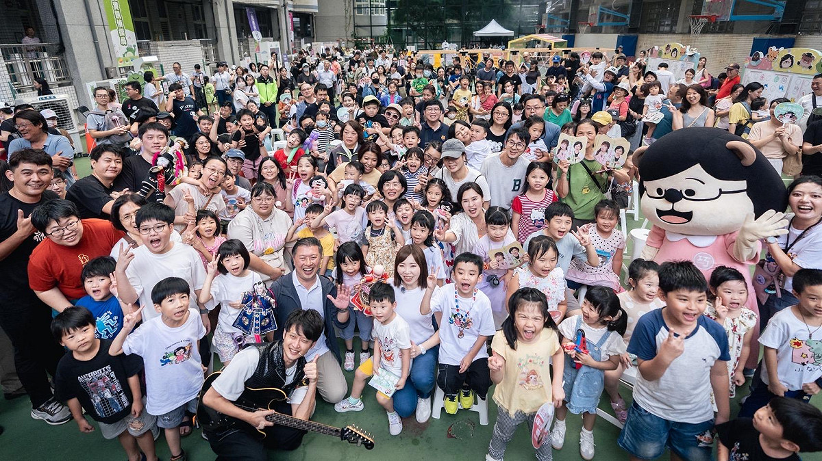 第六場「水獺媽媽樂園」親子活動今（16）日到中和國小舉辦，吸引共上千組親子家庭到場同樂。 圖；蘇巧慧競選辦公室提供