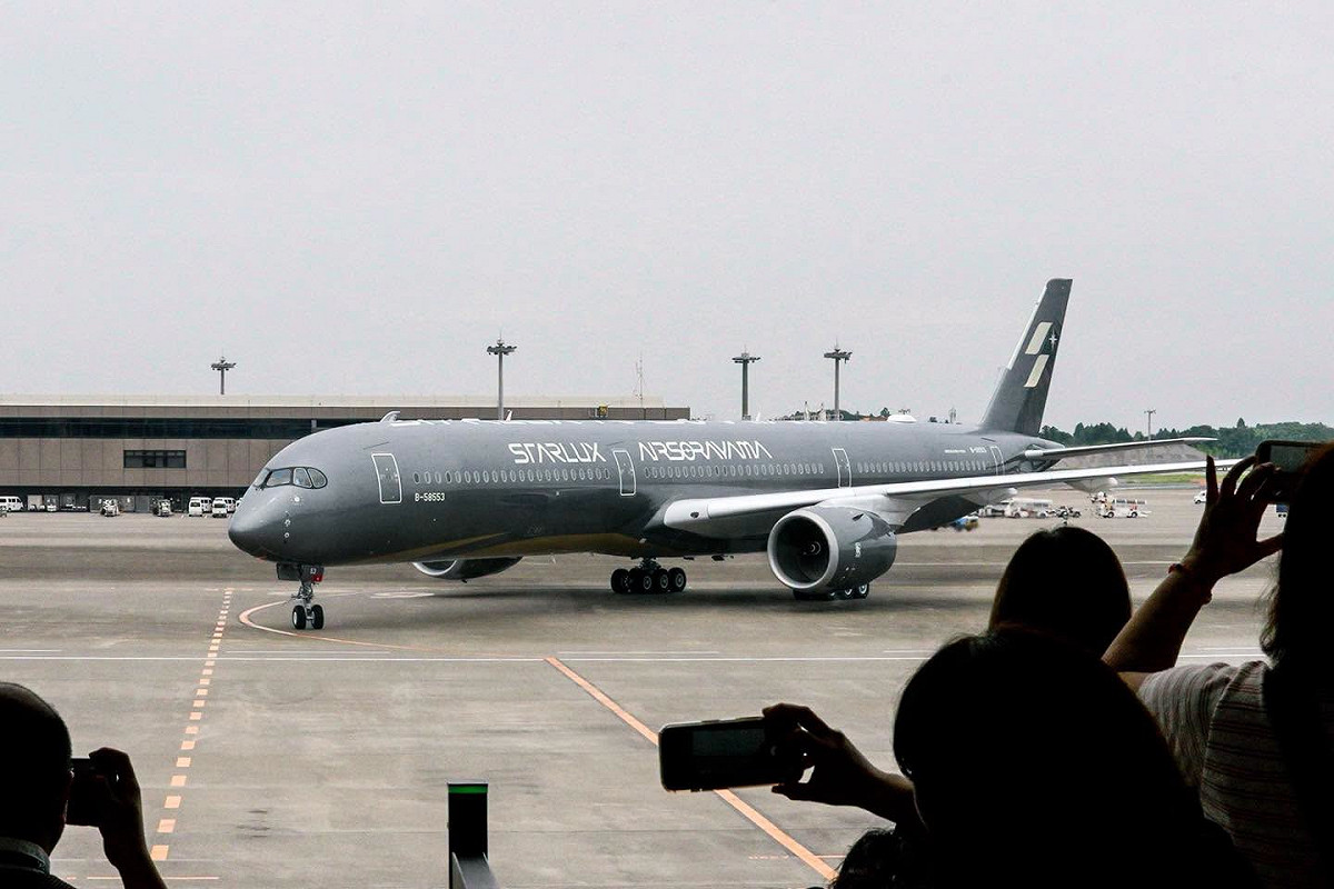 「空山銀」全機採用了高濃度的特殊雲母顏料，在光線下會折射出極具未來感的液態金屬銀色光澤。 圖：星宇航空／提供