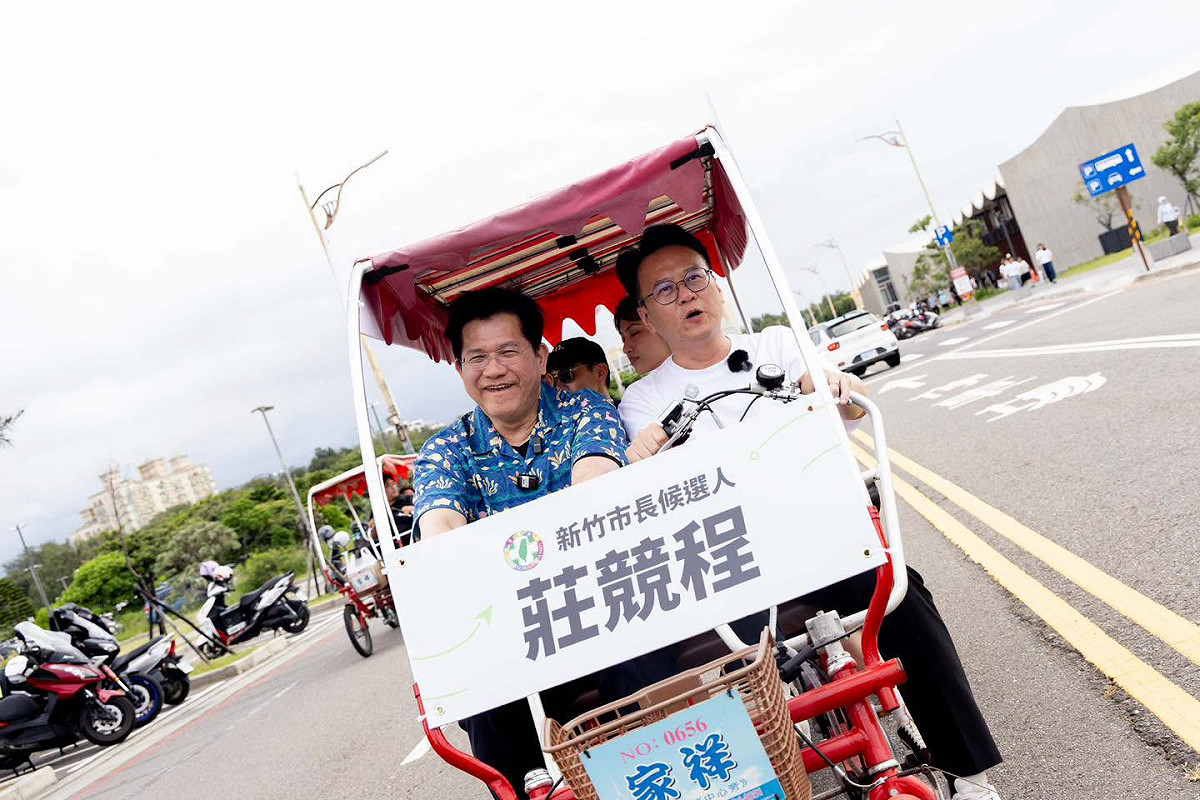 林佳龍與新竹市長參選人莊競程前往南寮漁港騎協力車。 圖：翻攝自林佳龍臉書