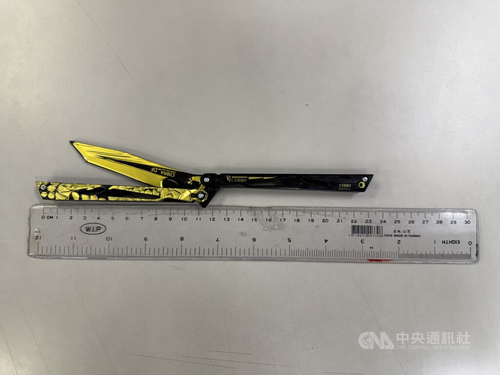 北捷明德站青少年持塑膠折疊刀把玩惹議 警方依社維法移送裁處