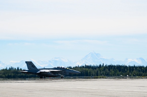 在完成採購後，澳洲計畫將 AIM-260 裝備給 F/A-18F 「超級大黃蜂」、 F-35A 以及 EA-18G 「咆哮者」等主力戰機。圖為澳洲皇家空軍的 F/A-18F 戰機。 圖：翻攝自 騰訊網 武器鑑賞
