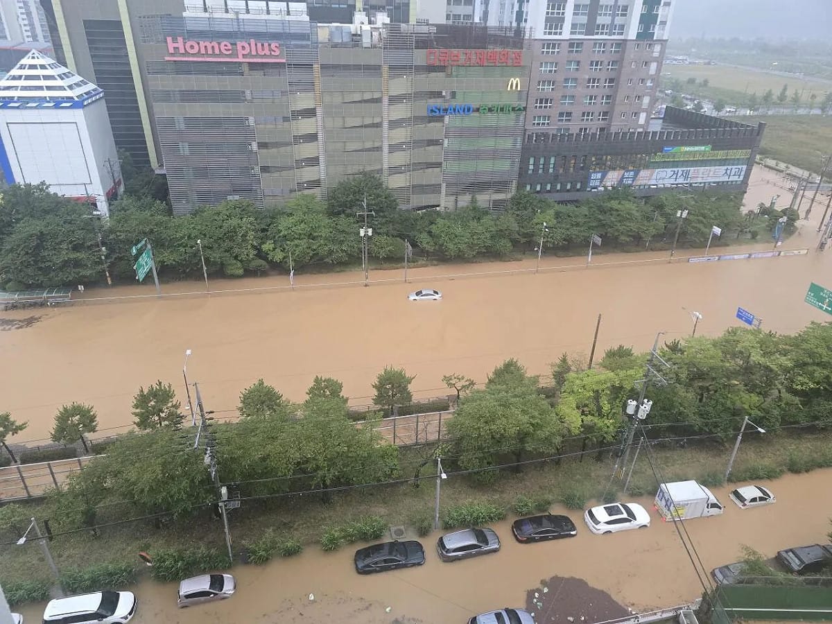 韓國東南部慶尚南道巨濟市豪雨成災，市區淹水，道路成河流。 圖：翻攝「X」@tmhaec