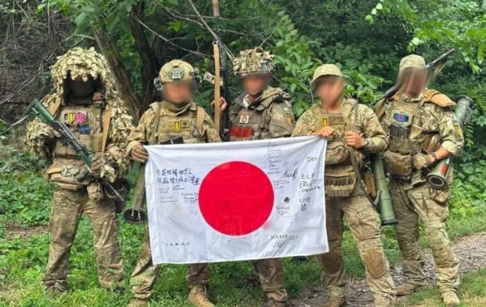 參加烏克蘭志願軍的日本人舉日本國旗合影。 圖 : 翻攝自 X / Nexta