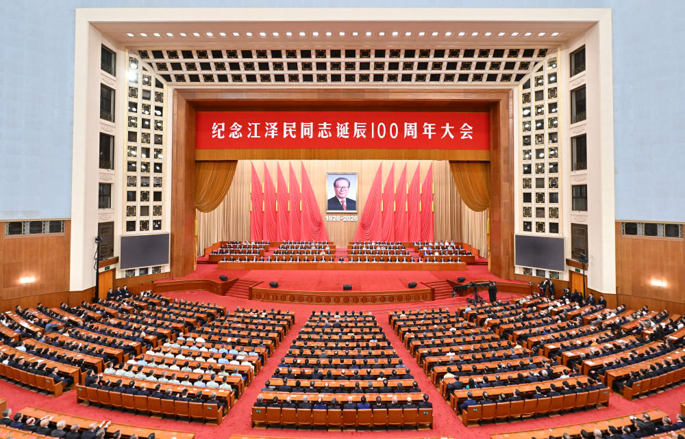 中共今日舉辦江澤民百歲冥誕紀念大會，多位政治局常委及卸任高官均有出席。 圖:翻攝自 X @ChnEmbassy_jp