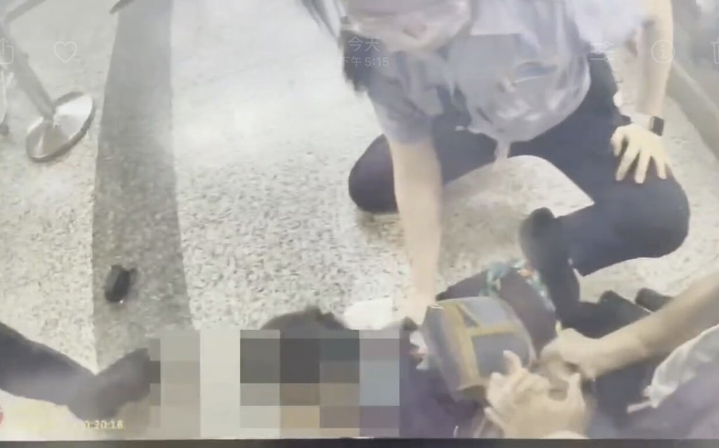 43歲越南籍阮姓旅客17日在高雄小港機場疑因簽證逾期無法辦理登機而情緒失控，並涉嫌攻擊員警，全案依妨害公務罪嫌移送偵辦。（航空警察局高雄分局提供）中央社記者張已亷傳真　115年8月17日