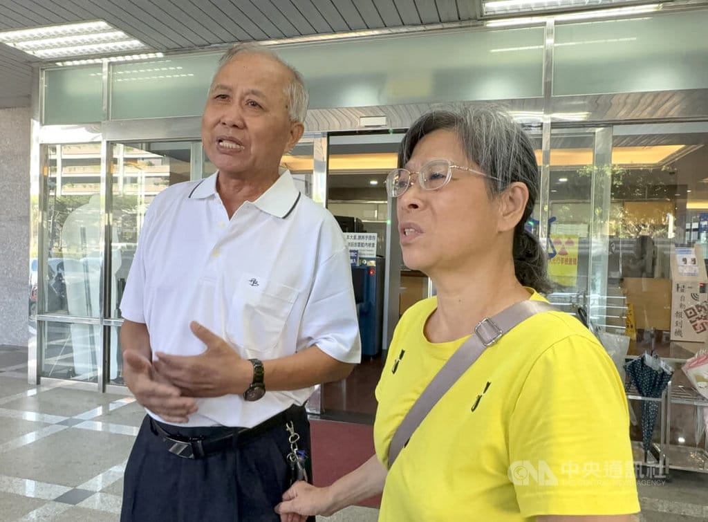 男子謝文雄於民國114年7月在新北市土城街頭砍殺妻子及小姨子多刀致死。新北地院17日開庭審理，謝文雄全認罪並不停啜泣，死者父母（圖）痛批「鱷魚的眼淚」，盼法院判處死刑。中央社記者曹亞沿攝　115年8月17日