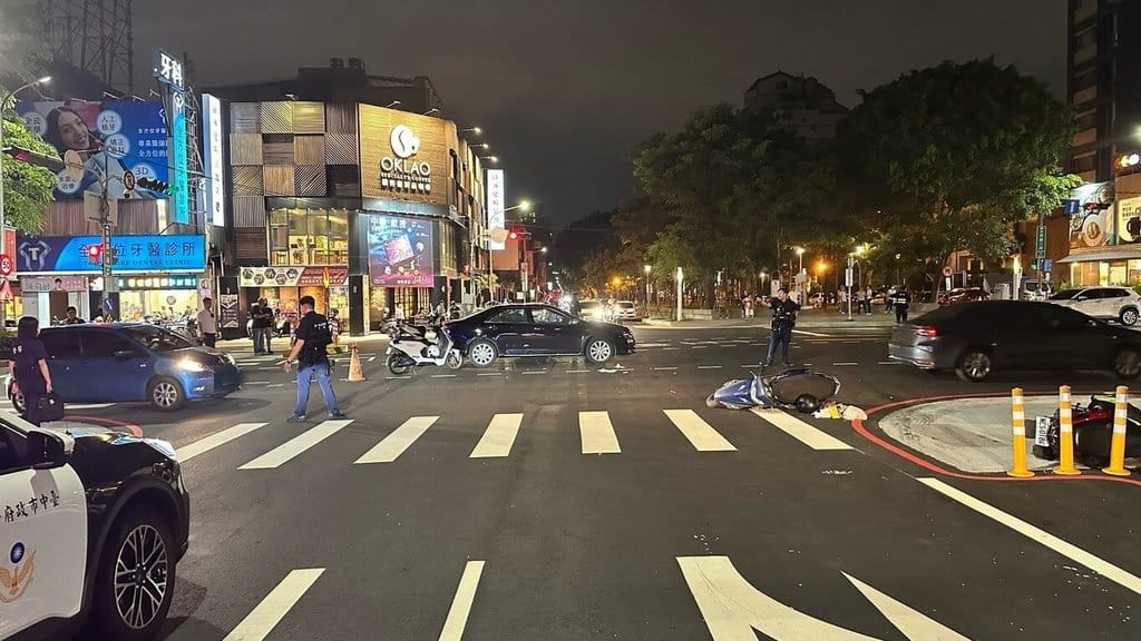 台中市北區崇德路一段與太原路二段交叉口17日晚間發生1輛自小客與3輛機車交通事故，警方表示，自小客蔡姓駕駛酒測值超標，還闖紅燈造成3名騎士受傷送醫，全案將依公共危險等罪嫌送辦。（民眾提供）中央社記者郝雪卿傳真　115年8月17日