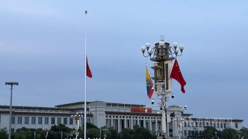 已故的中國前國務院總理朱鎔基遺體18日將在北京八寶山火化。為悼念朱鎔基，北京天安門18日清晨5時28分升旗後，隨即舉行降半旗儀式致哀。圖為天安門廣場降半旗。中央社記者呂佳蓉北京攝 115年8月18日 圖：中央社提供