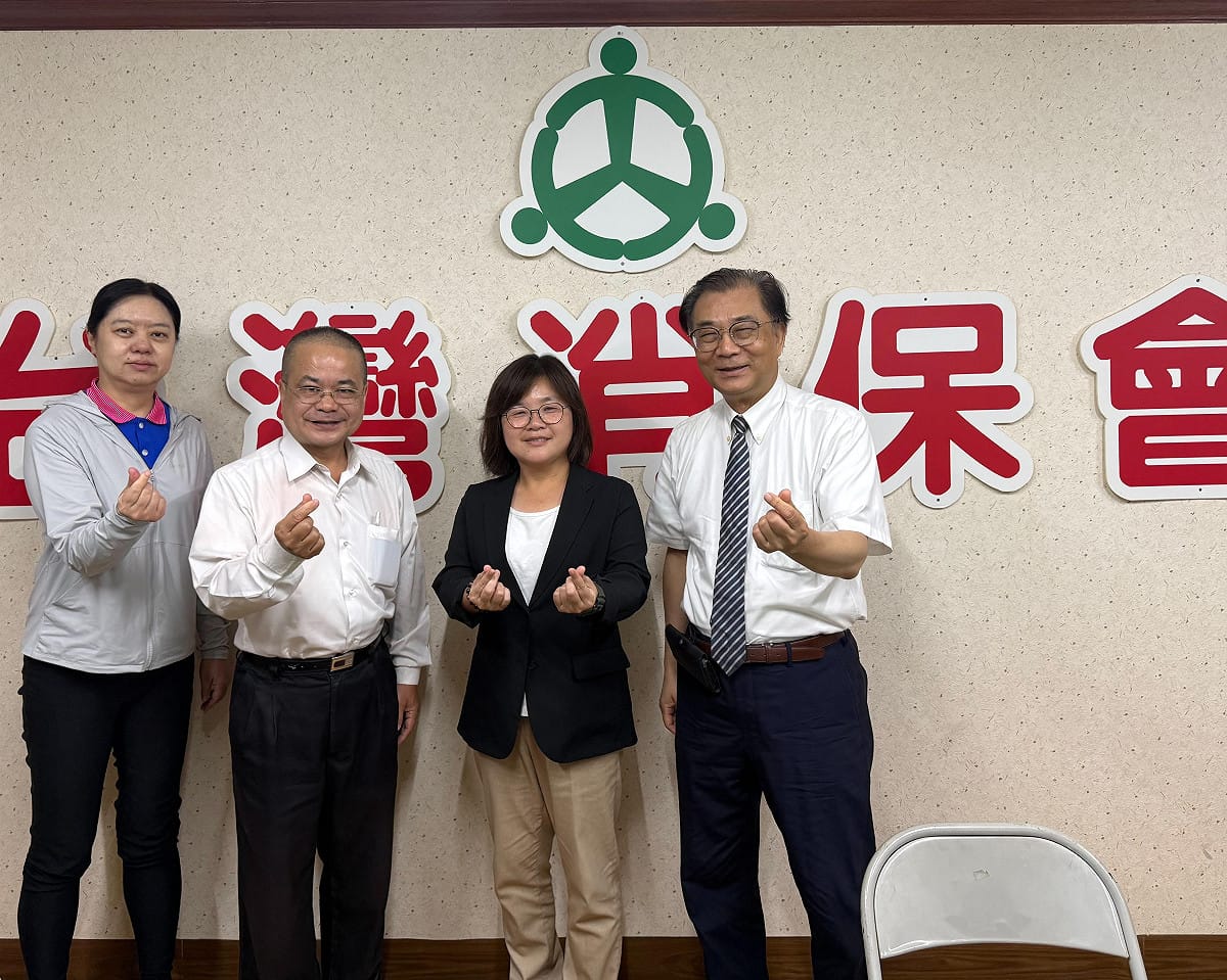 陳慧文(右二)偕高雄市消保官殷茂乾(左二)，拜訪台灣消保協會理事長麥仁華(右一)與副秘書長黃琞傜(左一) ，確認「鷹騰毛動力嘟嘟車事件」團體訴訟的收件進度，也當面向協會表達感謝與全力支持。 圖：陳慧文服務處／提供