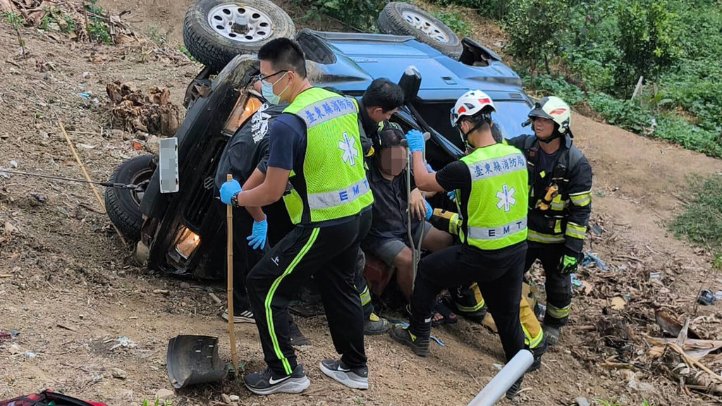 台東縣卑南鄉富源村林姓男子18日駕駛自小客車返家時，疑車輛暴衝撞破圍牆，再衝下屋旁邊坡，林男被拋出車外，傷重不治；消防人員以鋼索固定車體，將受困副駕駛座的兒子拉出車外，由救護人員處置後送醫。（民眾提供）中央社記者李先鳳傳真　115年8月18日