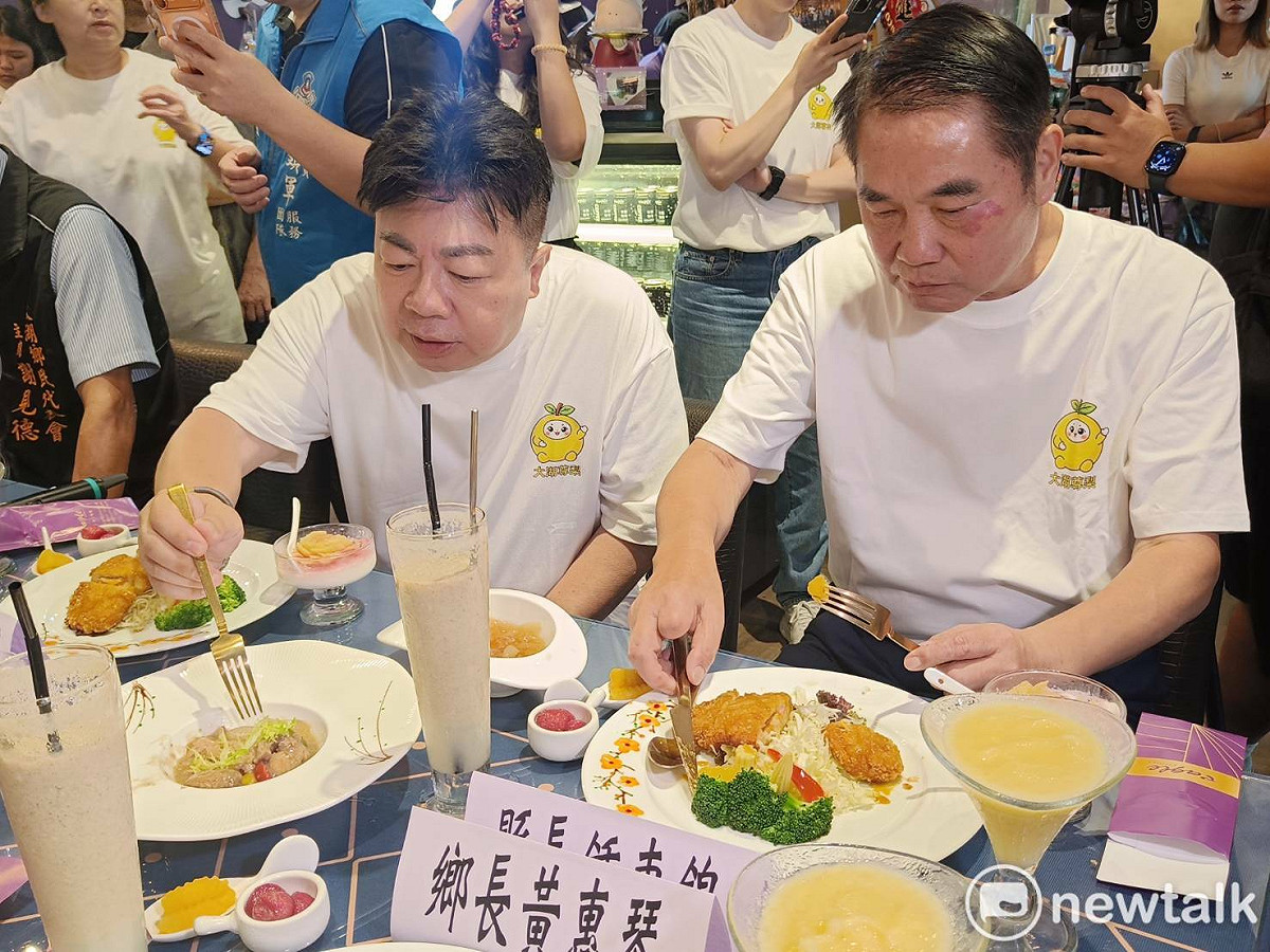 美食當前讓鍾東錦與董至成忍不住大塊朵頤。 圖：唐復年/攝