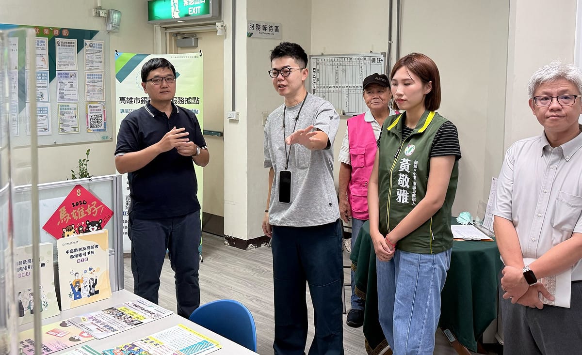 張博洋(左二)與黃敬雅(右二)建議參考日本的銀髮就業政策與成熟經驗，持續完善高雄的銀髮就業服務。 圖：張博洋服務處／提供