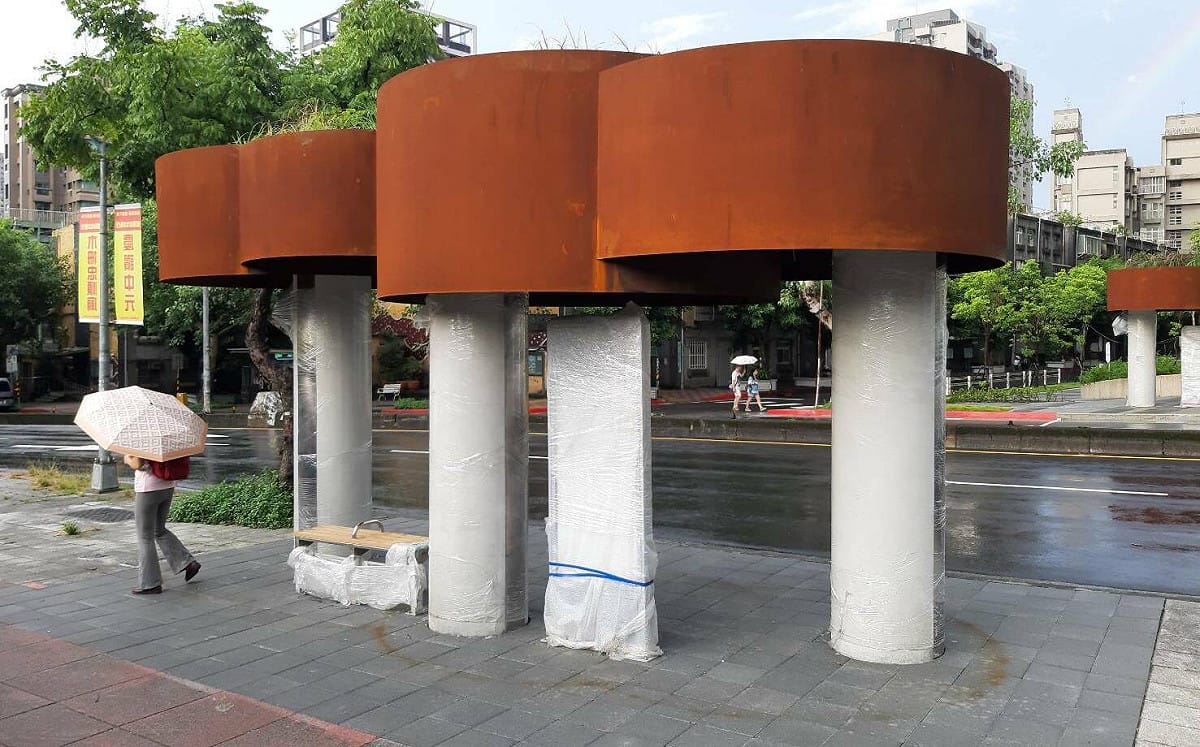 北市413萬蓋出「鏽水候車亭」？還沒驗收先出包 屋頂長草滴鏽水
