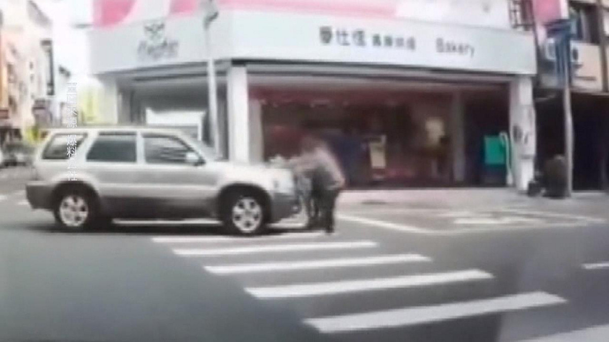 休旅車左轉撞上過馬路老人家，引發網友撻伐。 圖：翻攝自爆料公社